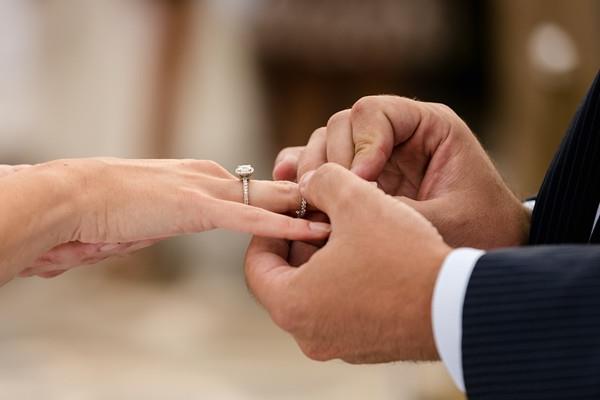 Знаменитая свадебная традиция - надевать кольца друг другу