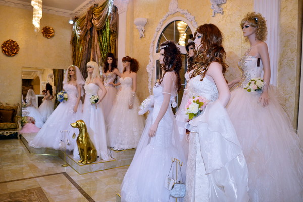 Шикарные платья в свадебном салоне